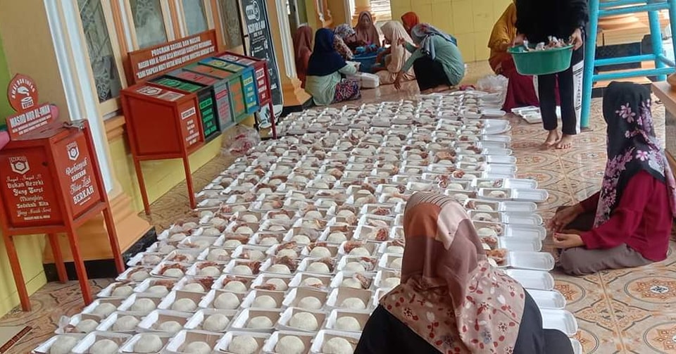 MAKAN GRATIS